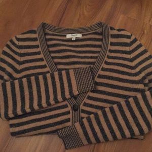 Cozy, fitted v-neck Cardigan!